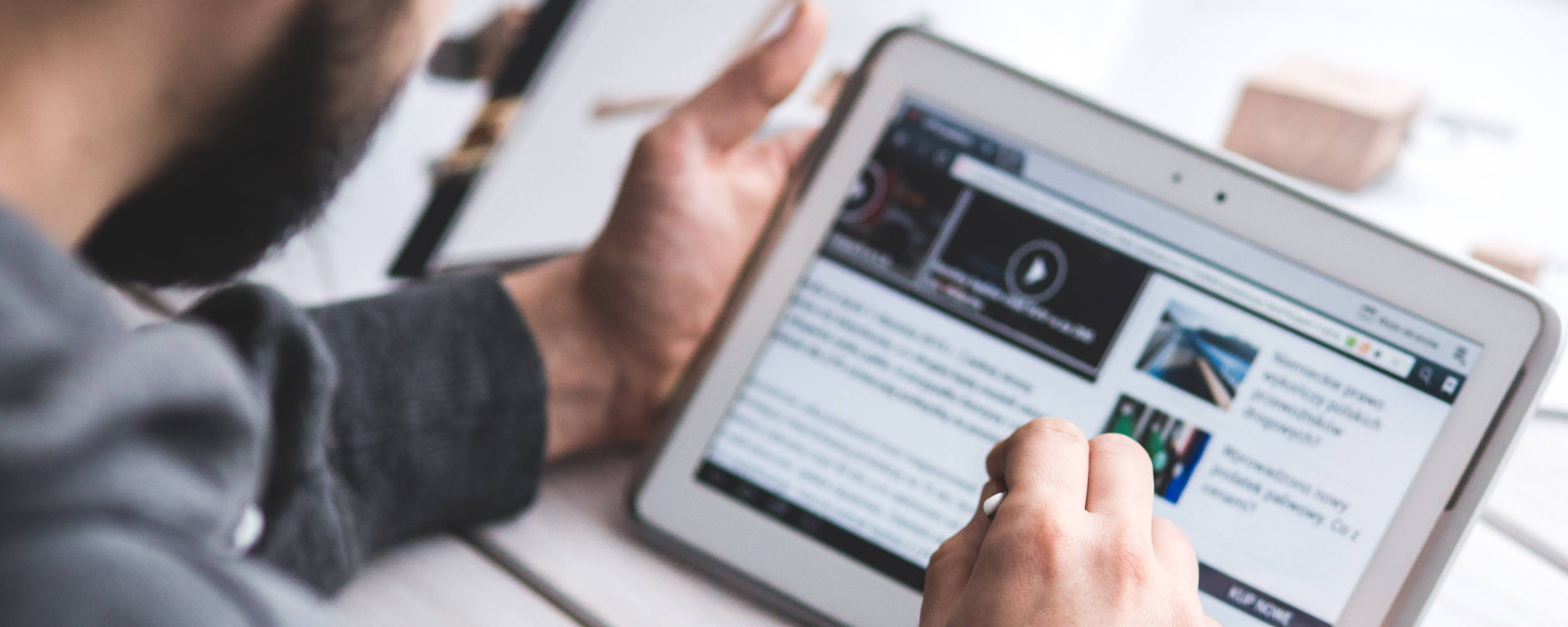 Homme sur une tablette
