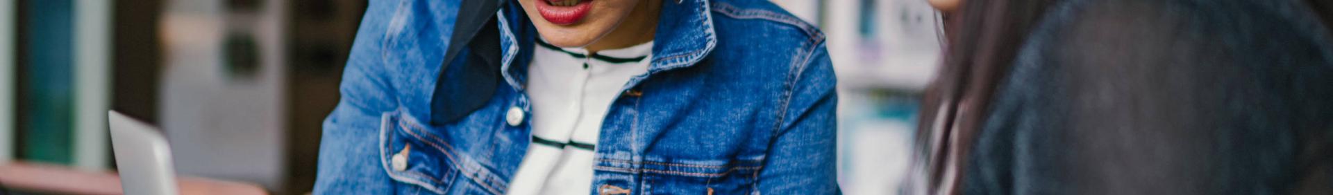 étudiantes devant un ordinateur