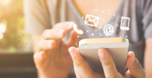 femme tenant un smartphone