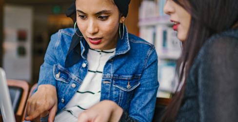 étudiantes devant un ordinateur