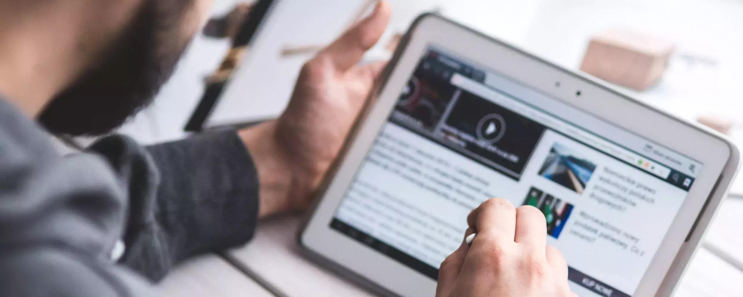 Homme sur une tablette